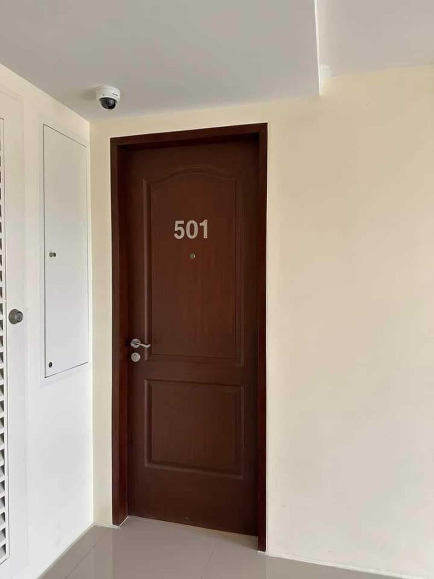Puting Kahoy Fullerton Suites المظهر الخارجي الصورة