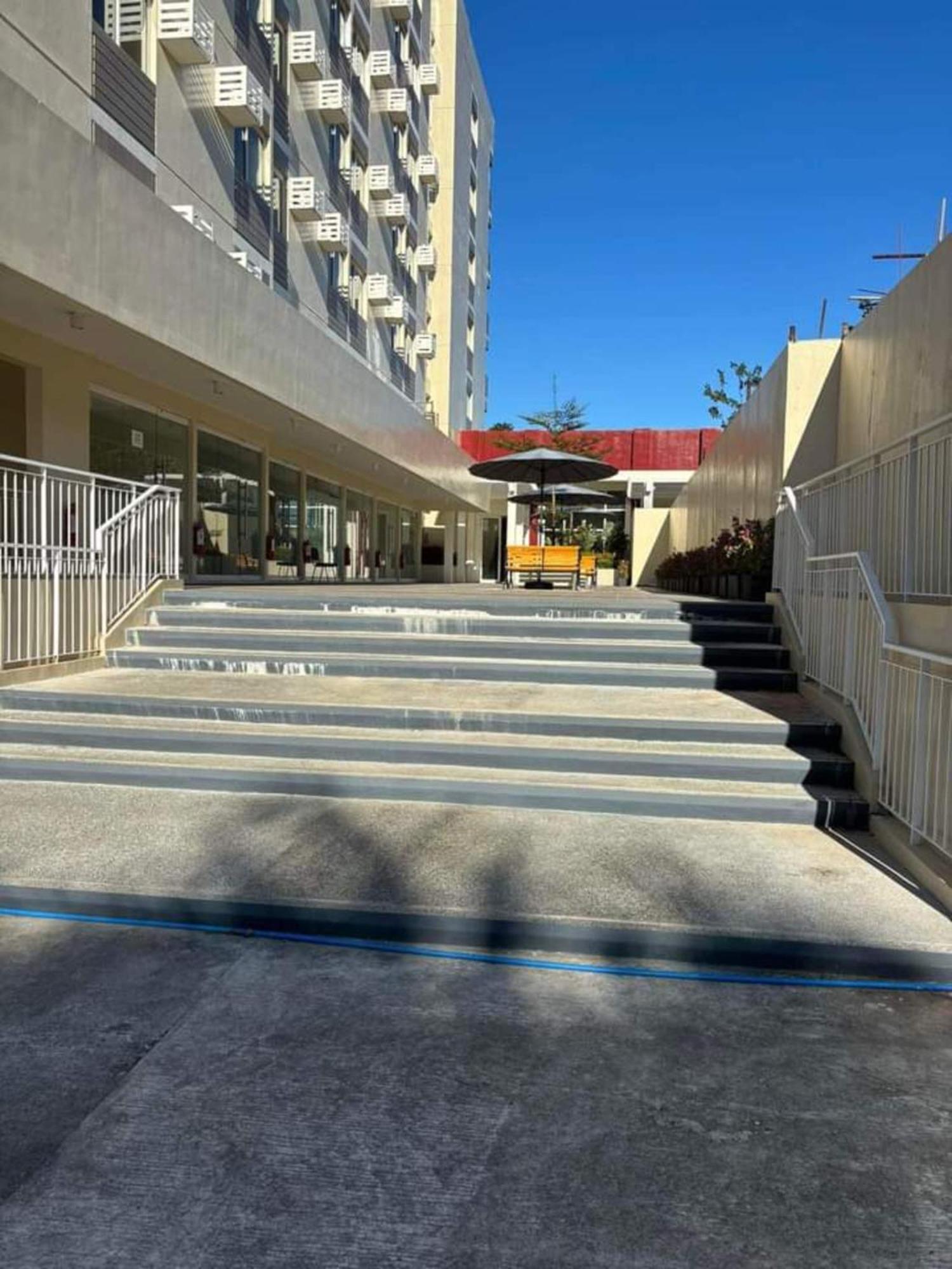 Puting Kahoy Fullerton Suites المظهر الخارجي الصورة