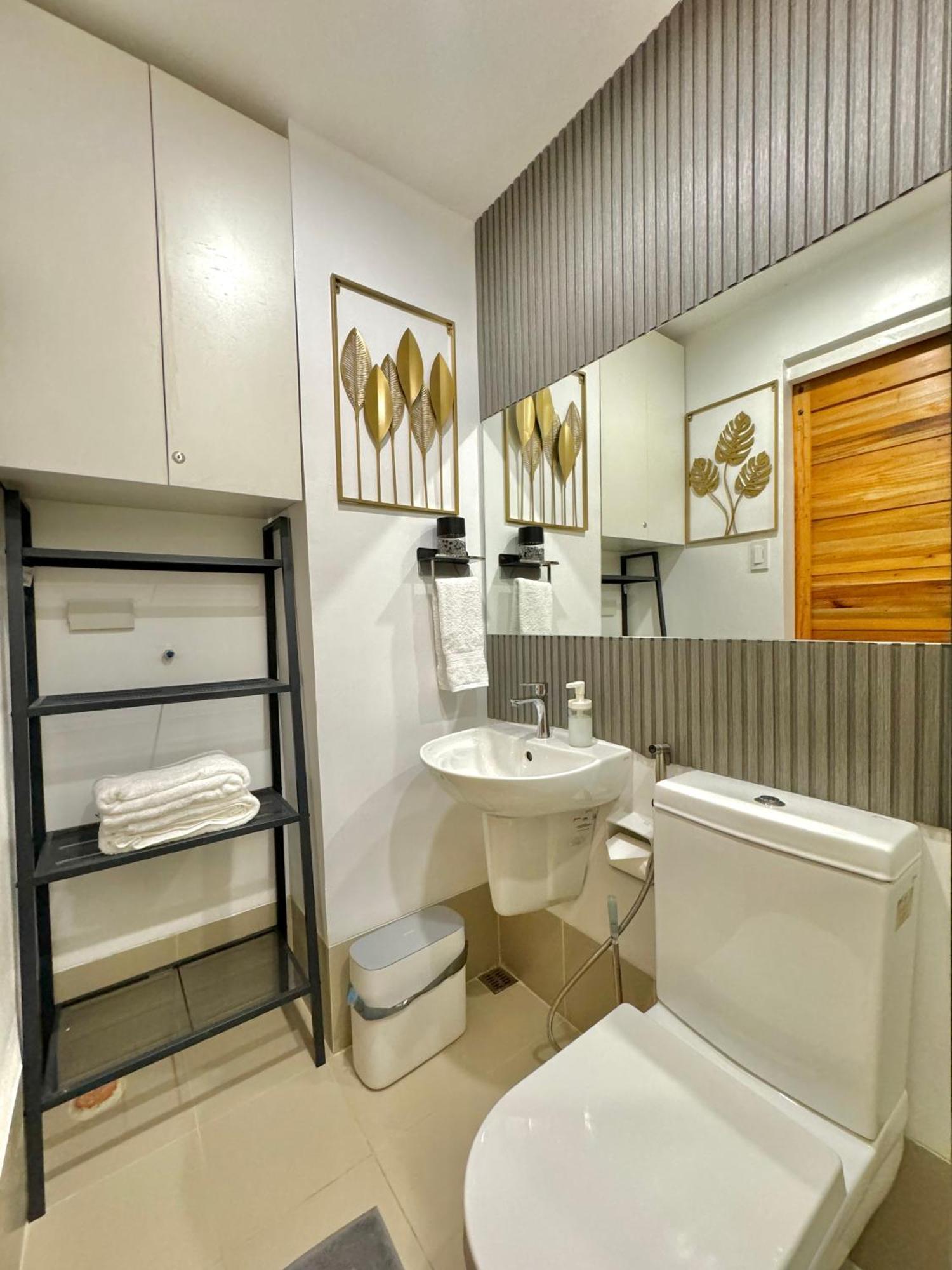 Puting Kahoy Fullerton Suites المظهر الخارجي الصورة