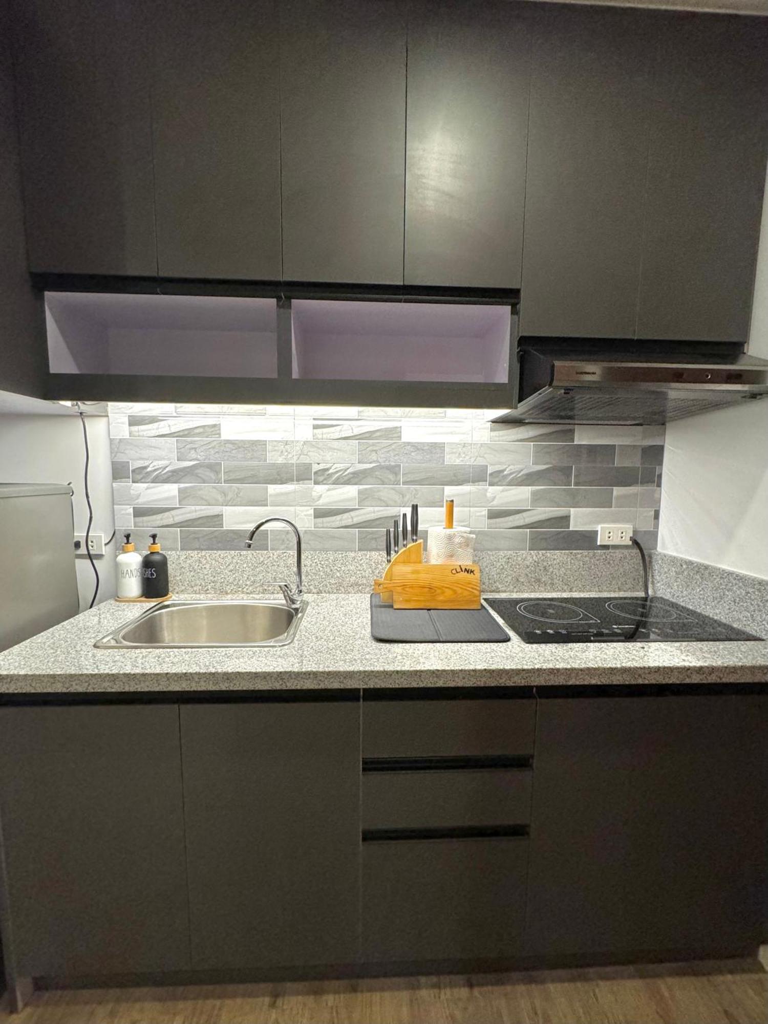 Puting Kahoy Fullerton Suites المظهر الخارجي الصورة